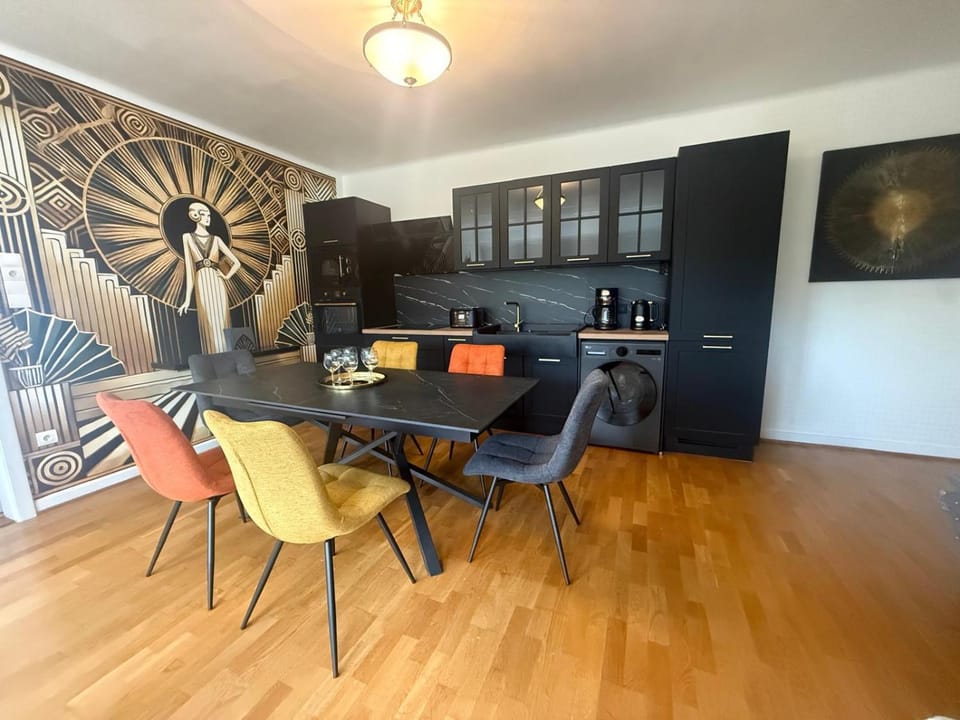 Kitchen or kitchenette, Dining area
