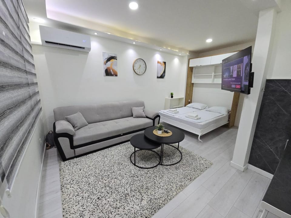 Bed, TV and multimedia, Photo of the whole room, Seating area, Bedroom