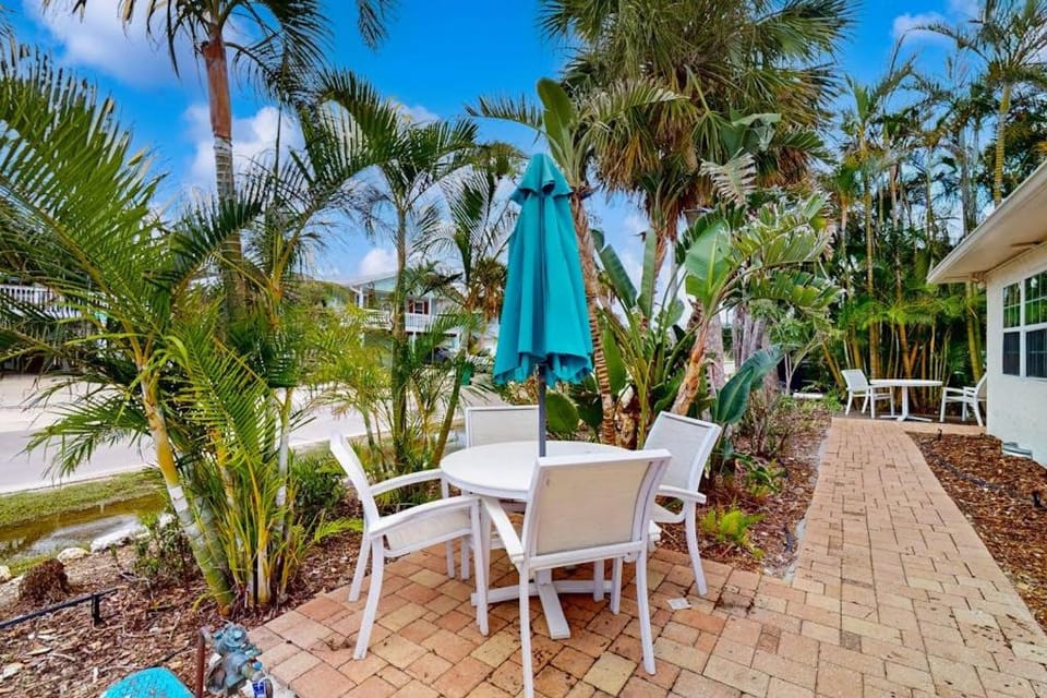 Freshly Remodeled Island Suite w Pool & Pet Friendly House in Anna Maria Island