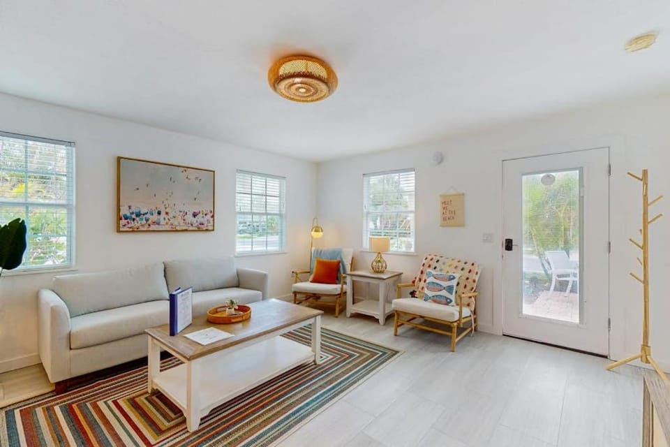 Freshly Remodeled Island Suite w Pool & Pet Friendly House in Anna Maria Island