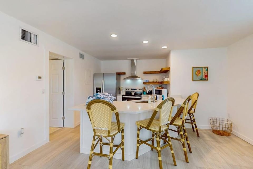 Freshly Remodeled Island Suite w Pool & Pet Friendly House in Anna Maria Island