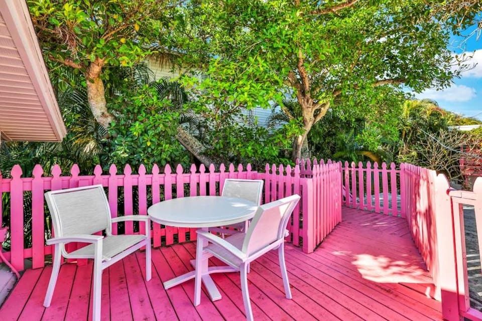 Freshly Remodeled Island Suite w Pool & Pet Friendly Apartment in Anna Maria Island