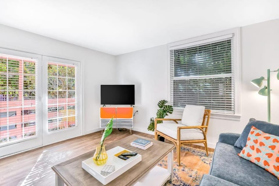 Freshly Remodeled Island Suite w Pool & Pet Friendly House in Anna Maria Island