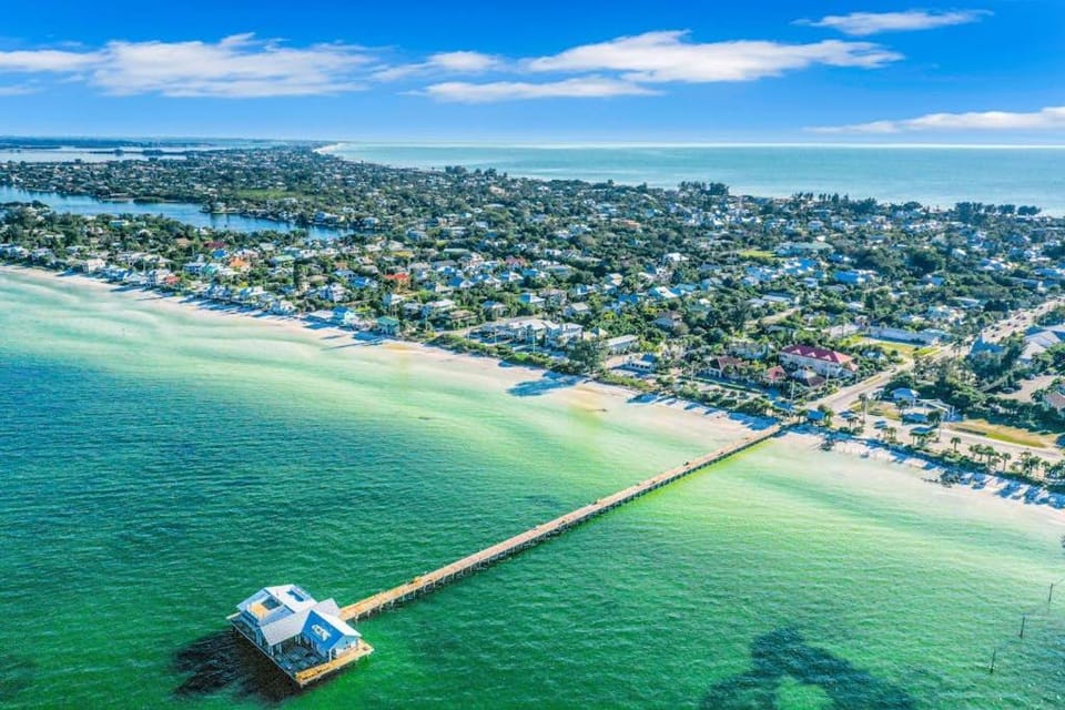 Freshly Remodeled Island Suite w Pool & Pet Friendly House in Anna Maria Island