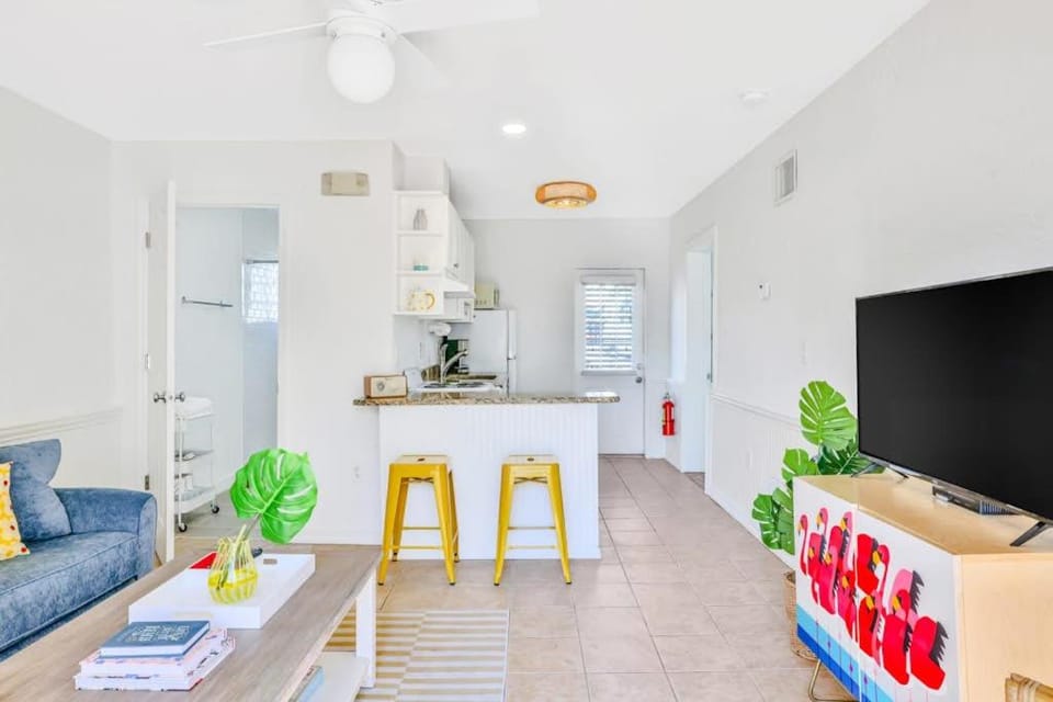 Freshly Remodeled Island Suite w Pool & Pet Friendly House in Anna Maria Island