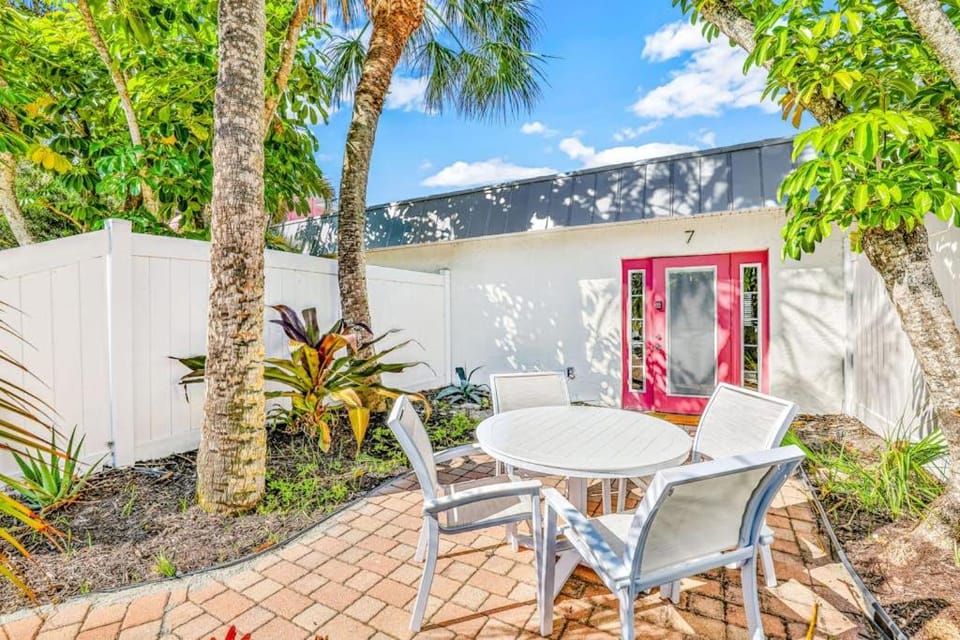 Freshly Remodeled Island Suite w Pool & Pet Friendly House in Anna Maria Island
