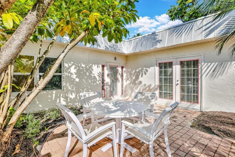 Freshly Remodeled Island Suite w Pool & Pet Friendly House in Anna Maria Island
