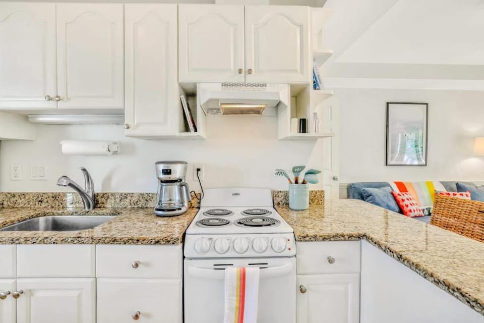 Freshly Remodeled Island Suite w Pool & Pet Friendly House in Anna Maria Island