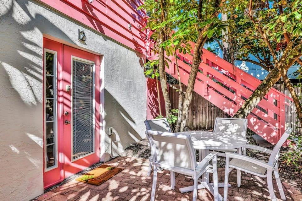 Freshly Remodeled Island Suite w Pool & Pet Friendly Apartment in Anna Maria Island