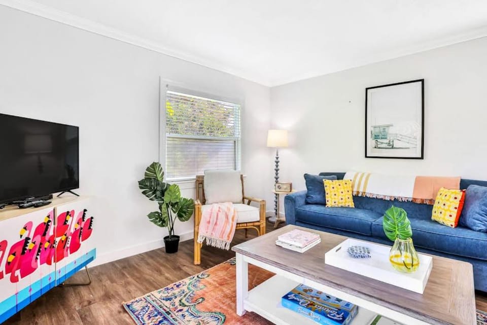 Freshly Remodeled Island Suite w Pool & Pet Friendly House in Anna Maria Island