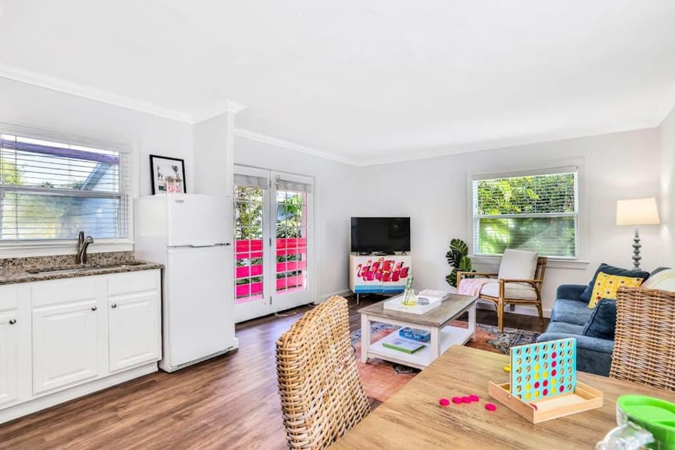 Freshly Remodeled Island Suite w Pool & Pet Friendly House in Anna Maria Island