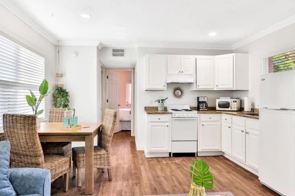 Freshly Remodeled Island Suite w Pool & Pet Friendly House in Anna Maria Island