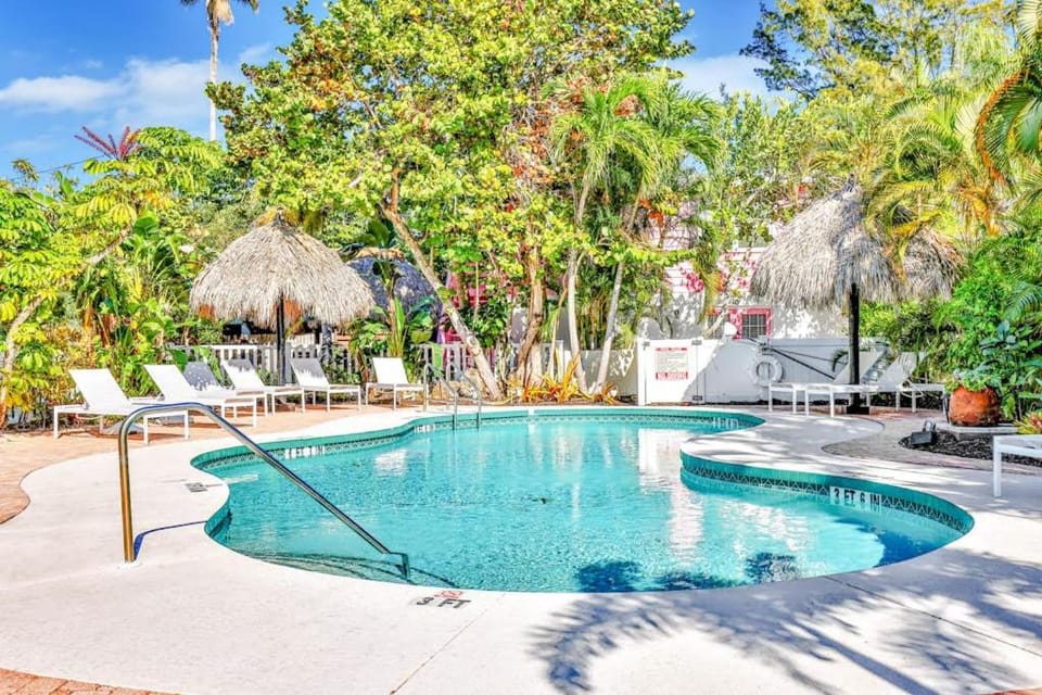Freshly Remodeled Island Suite w Pool & Pet Friendly Apartment in Anna Maria Island