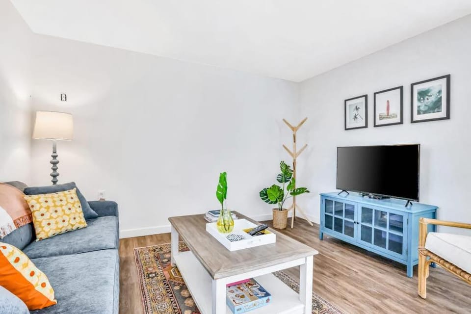 Freshly Remodeled Island Suite w Pool & Pet Friendly Apartment in Anna Maria Island