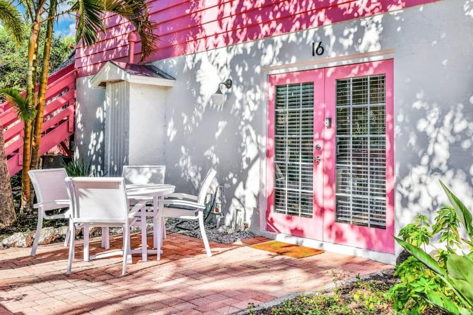 Freshly Remodeled Island Suite w Pool & Pet Friendly Apartment in Anna Maria Island
