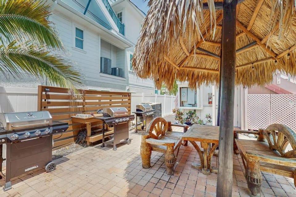 Freshly Remodeled Island Suite w Pool & Pet Friendly House in Anna Maria Island