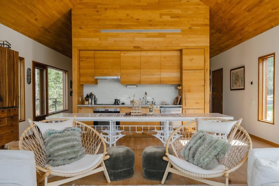 Dining area, kitchen