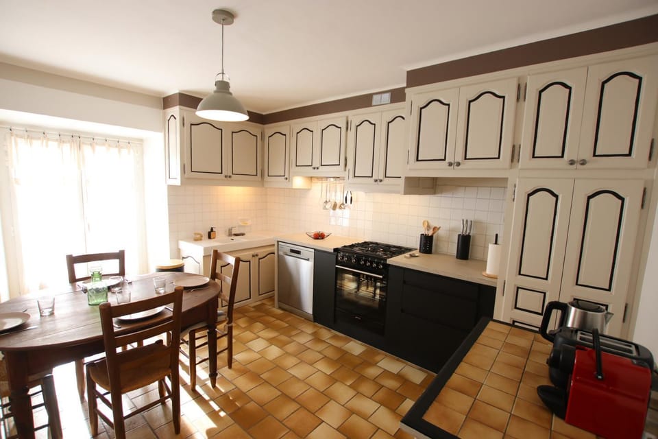 Coffee/tea facilities, Kitchen or kitchenette, Dining area, Meals, dishwasher, oven, stove, toaster, kitchen