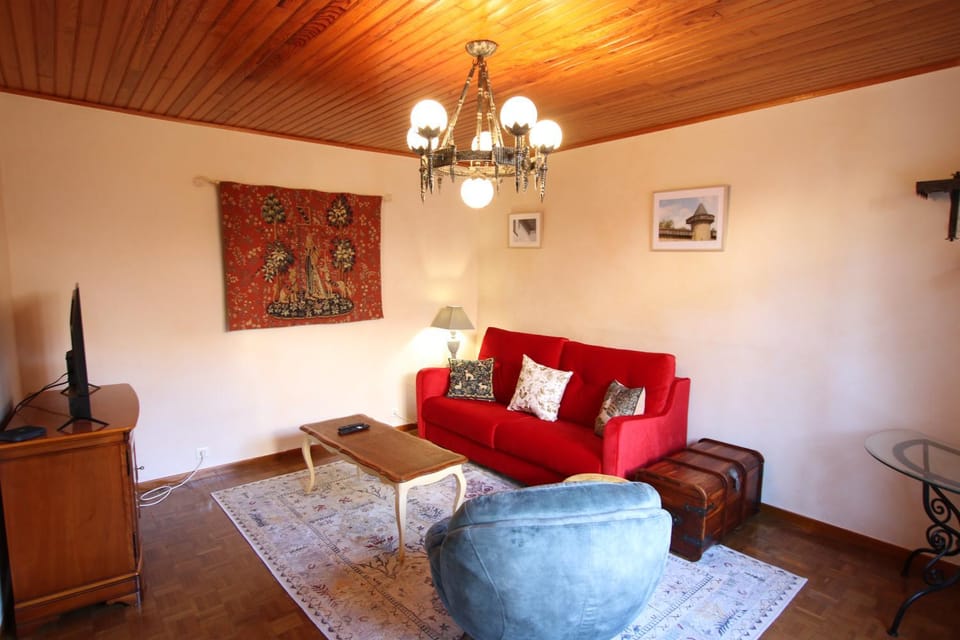Bed, TV and multimedia, Living room, Decorative detail, Seating area