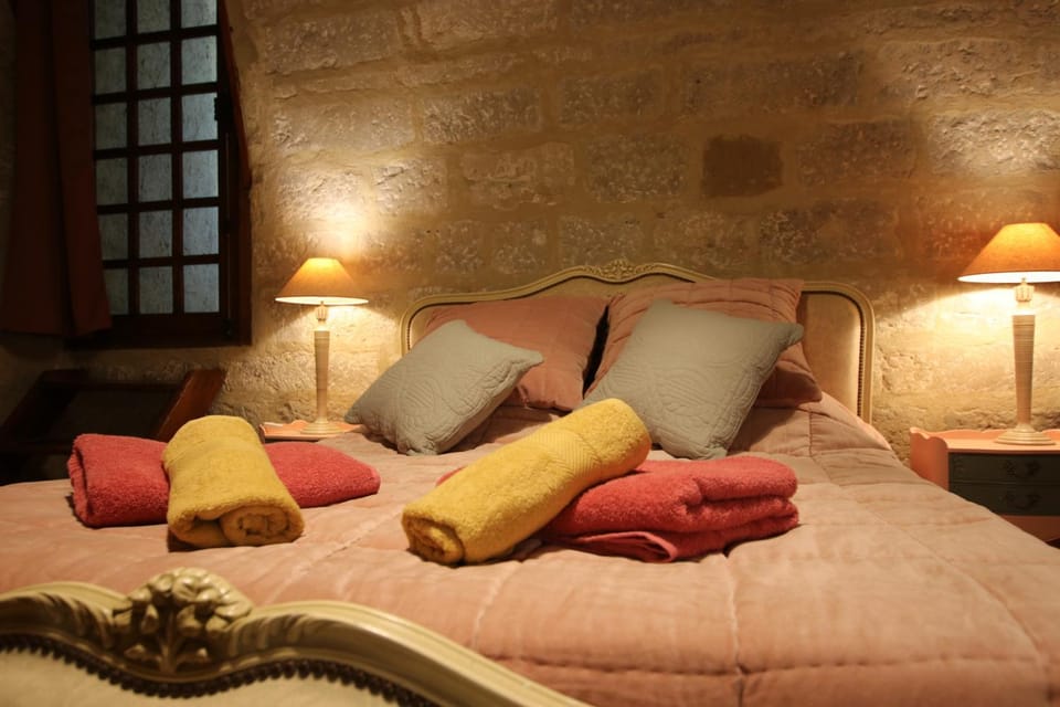 Bed, Decorative detail, Bedroom, towels