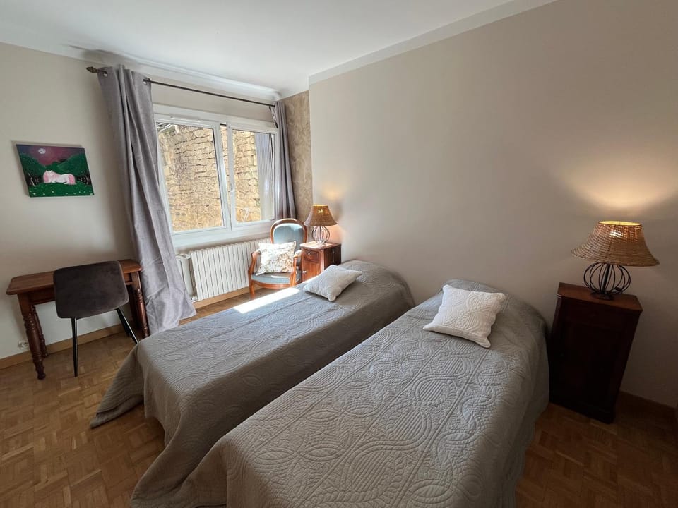 Bed, Photo of the whole room, Seating area, Bedroom
