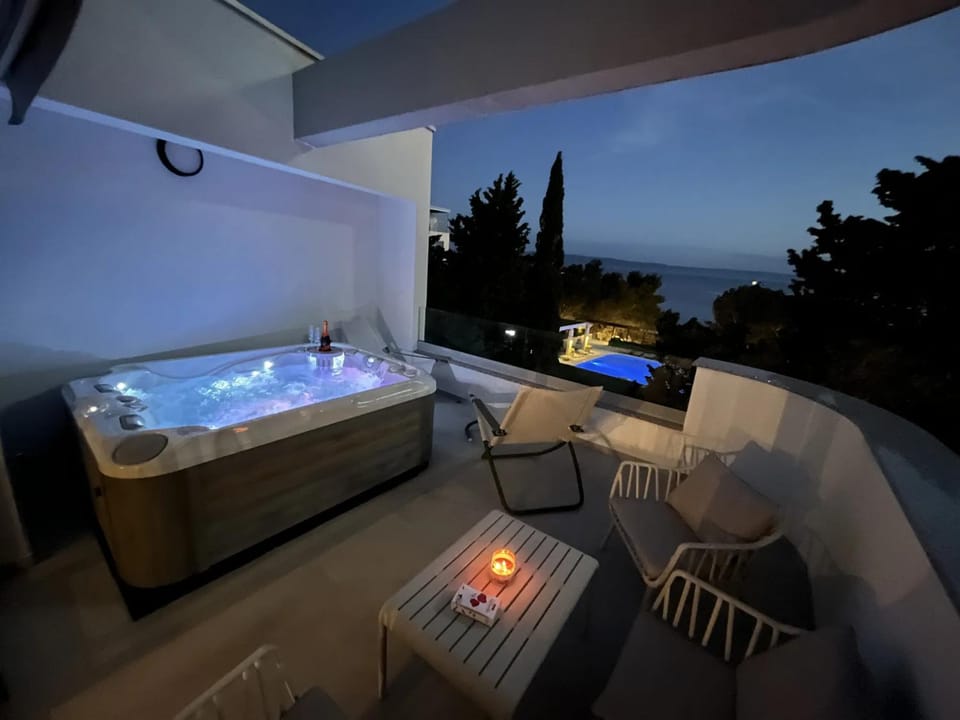 Hot Tub, View (from property/room), Balcony/Terrace