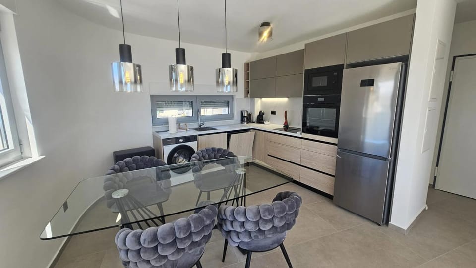 Dining area, kitchen