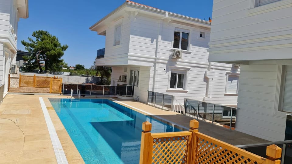 Sakin bir muhit, merkeze yakın tatil köyü, VİLLA House in Antalya