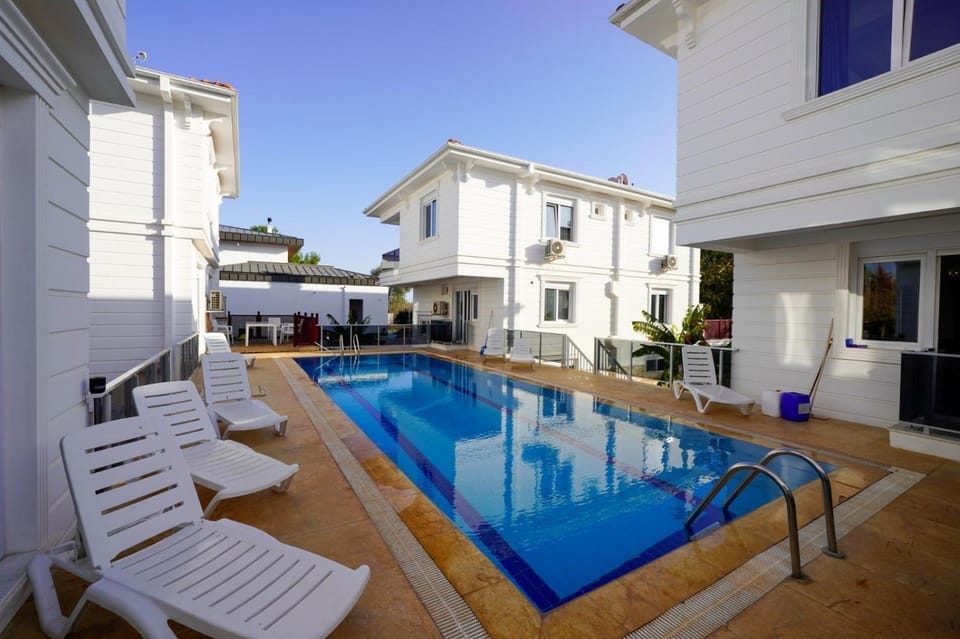 Sakin bir muhit, merkeze yakın tatil köyü, VİLLA House in Antalya