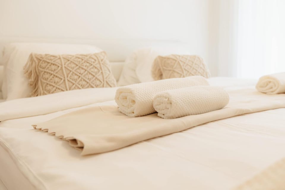 Bed, Bedroom, towels