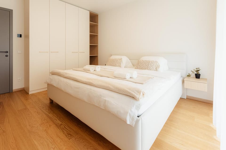 Bed, Bedroom, towels, wardrobe
