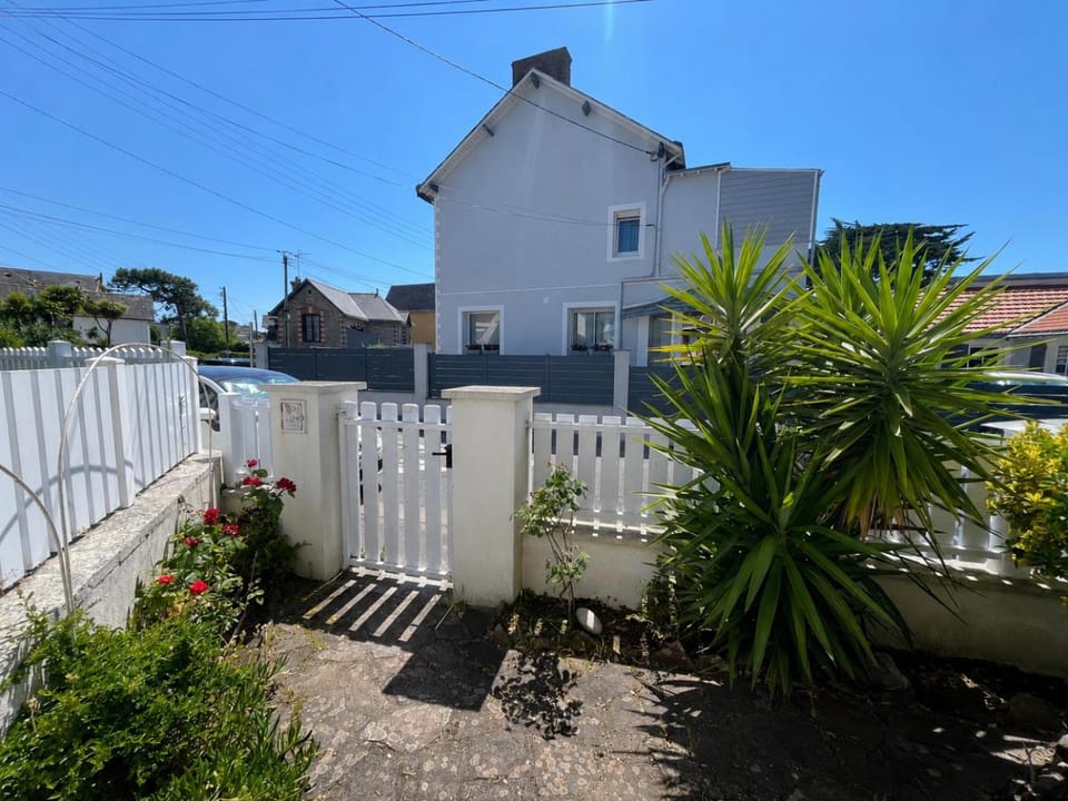 Facade/entrance, Day, Garden view