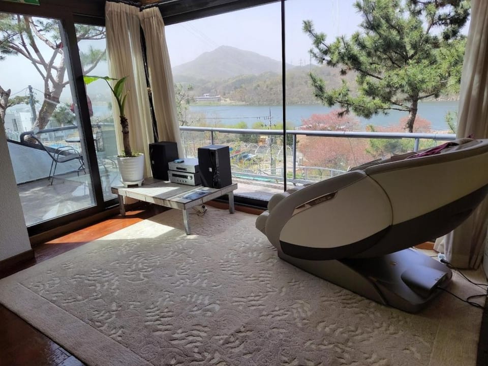 Gapyung 2nd floor private house, 15 people, North River full view, garden, karaoke, barbecue, 3 rooms 3 beds, 3 minutes to go! House in Gyeonggi-do
