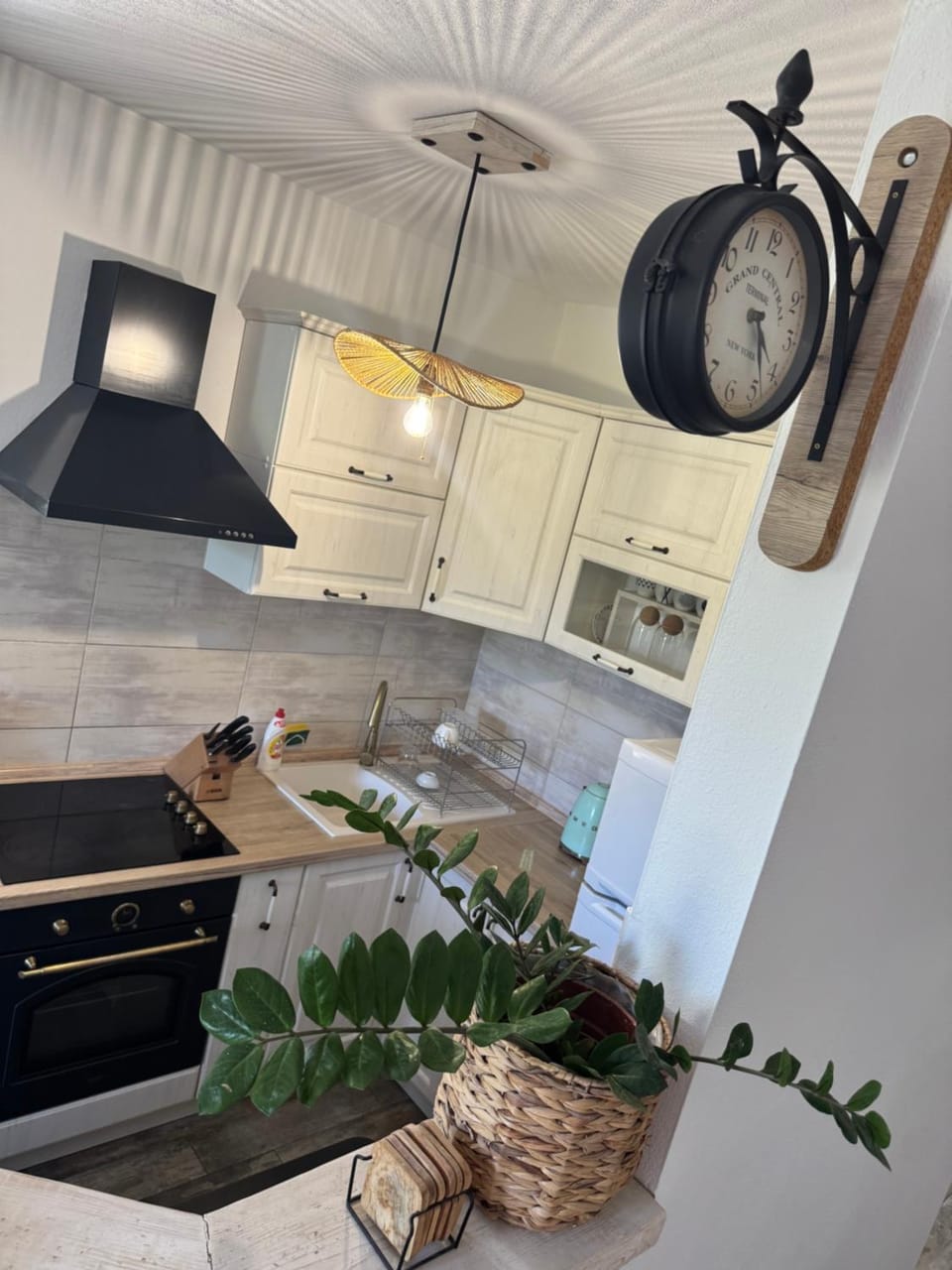 Kitchen or kitchenette, minibar, stove