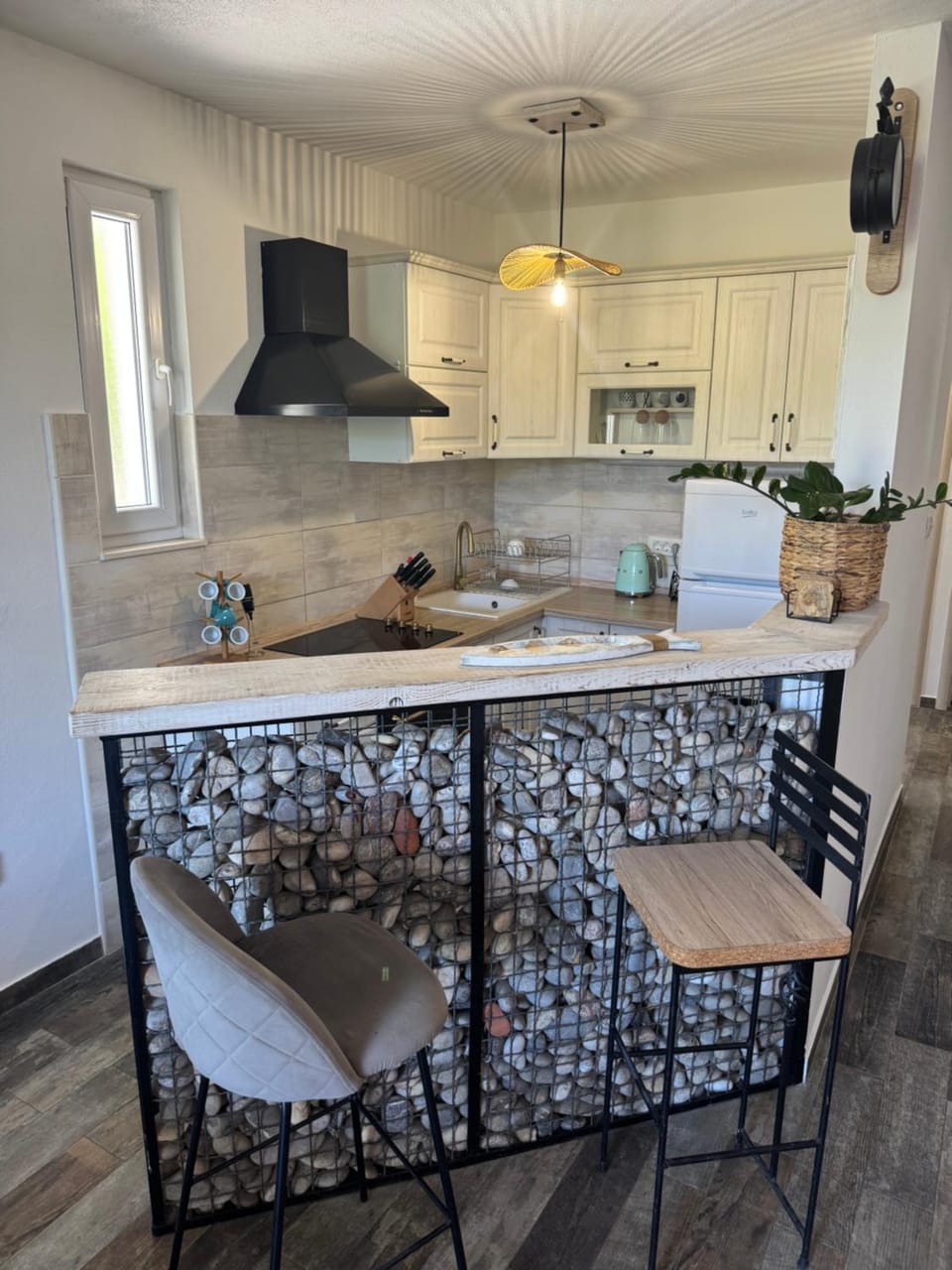 Kitchen or kitchenette, Dining area, dishwasher, minibar, stove