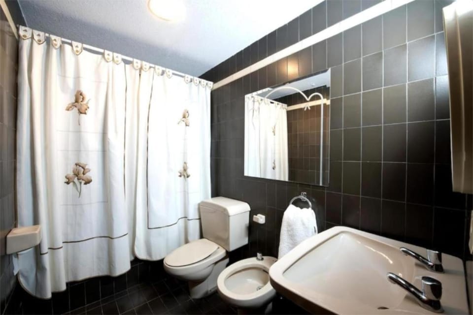 Toilet, Bathroom, Bath, bidet, towels