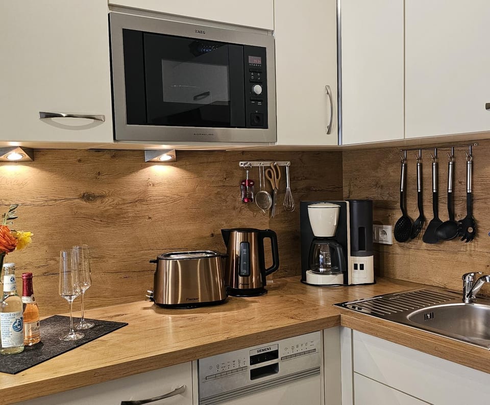 Coffee/tea facilities, Kitchen or kitchenette, minibar, stove, toaster
