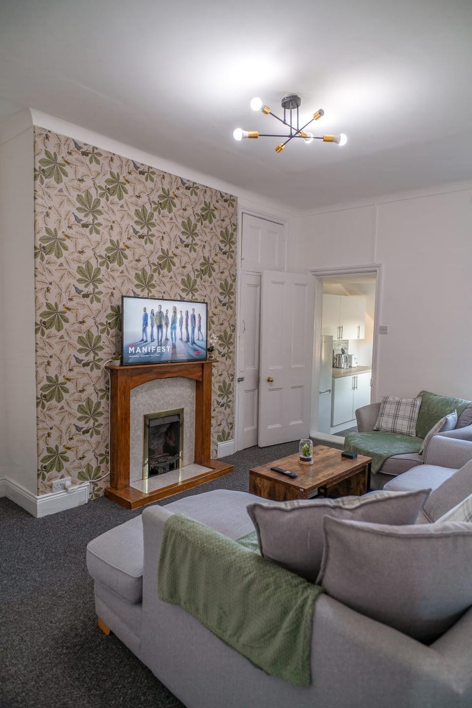 Bed, TV and multimedia, Living room, Photo of the whole room, Seating area, Bedroom