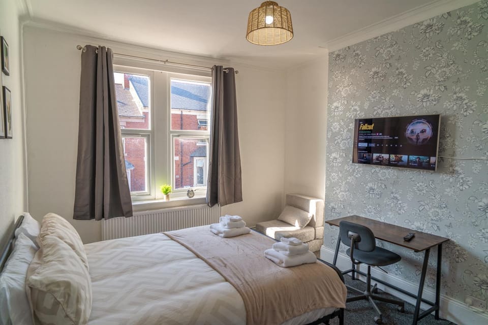 Bed, TV and multimedia, Photo of the whole room, Bedroom