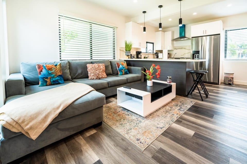 Modern 1BR Loft Near Hollywood & DTLA Free Parking Balcony Apartment in Hollywood