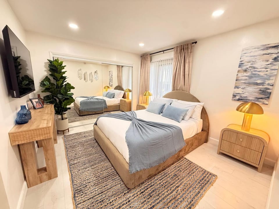 Charming 3BR Beverly Retreat with Large Private Backyard Bedford Hotel in Beverly Hills