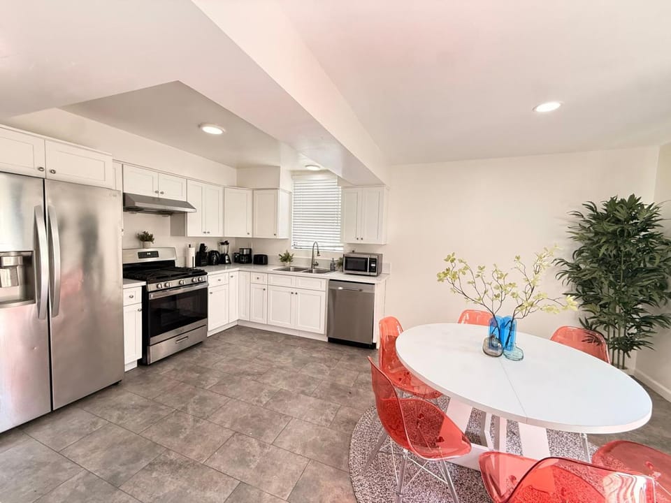 Charming 3BR Beverly Retreat with Large Private Backyard Bedford Hotel in Beverly Hills