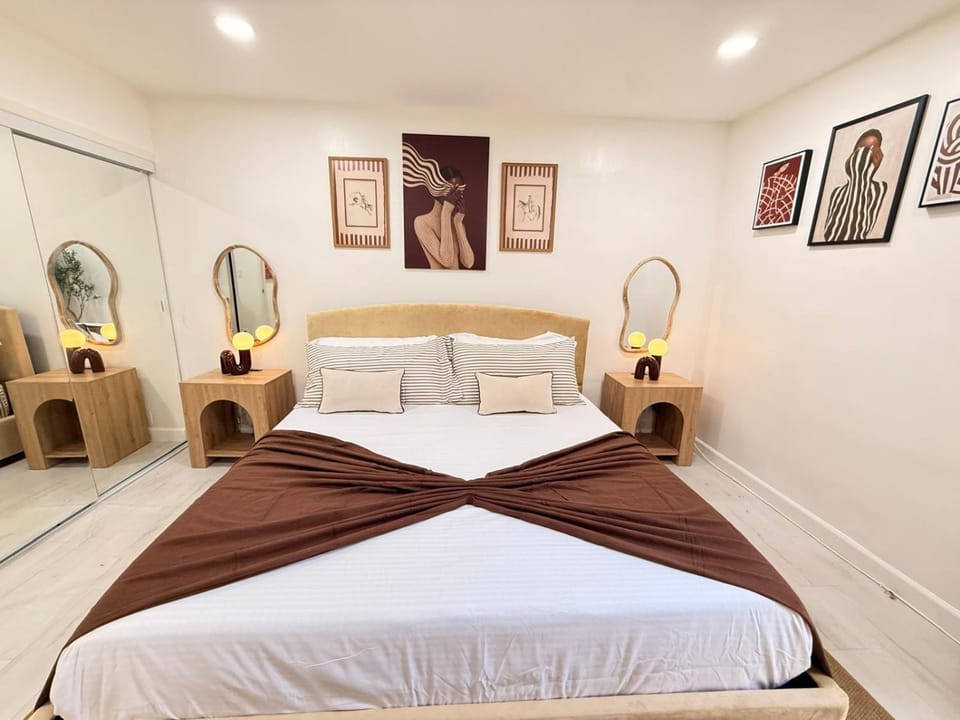 Charming 3BR Beverly Retreat with Large Private Backyard Bedford Hotel in Beverly Hills