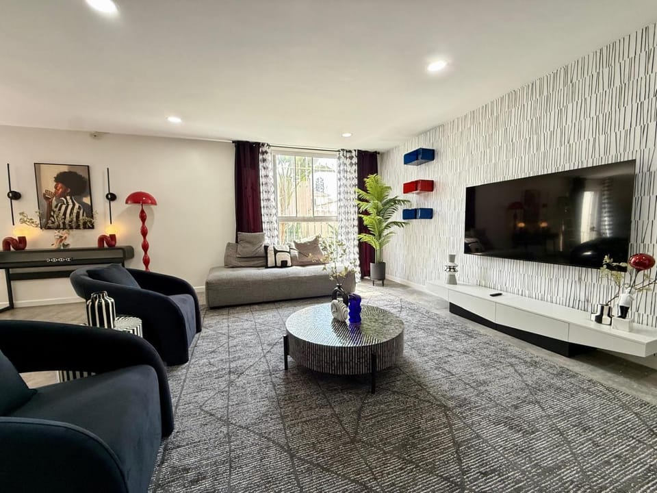 Charming 3BR Beverly Retreat with Large Private Backyard Bedford Hotel in Beverly Hills