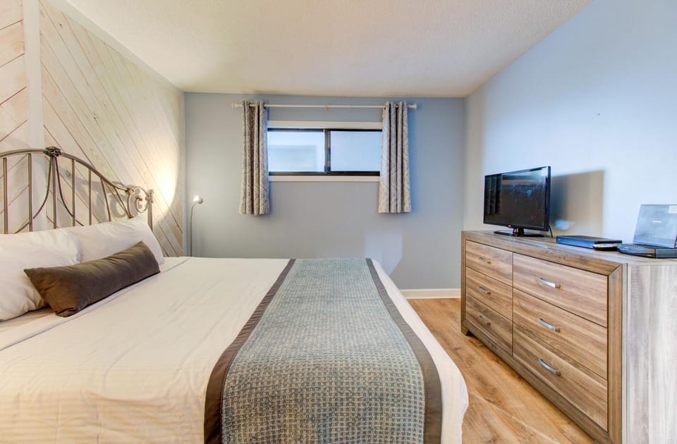 Bed, TV and multimedia, Bedroom
