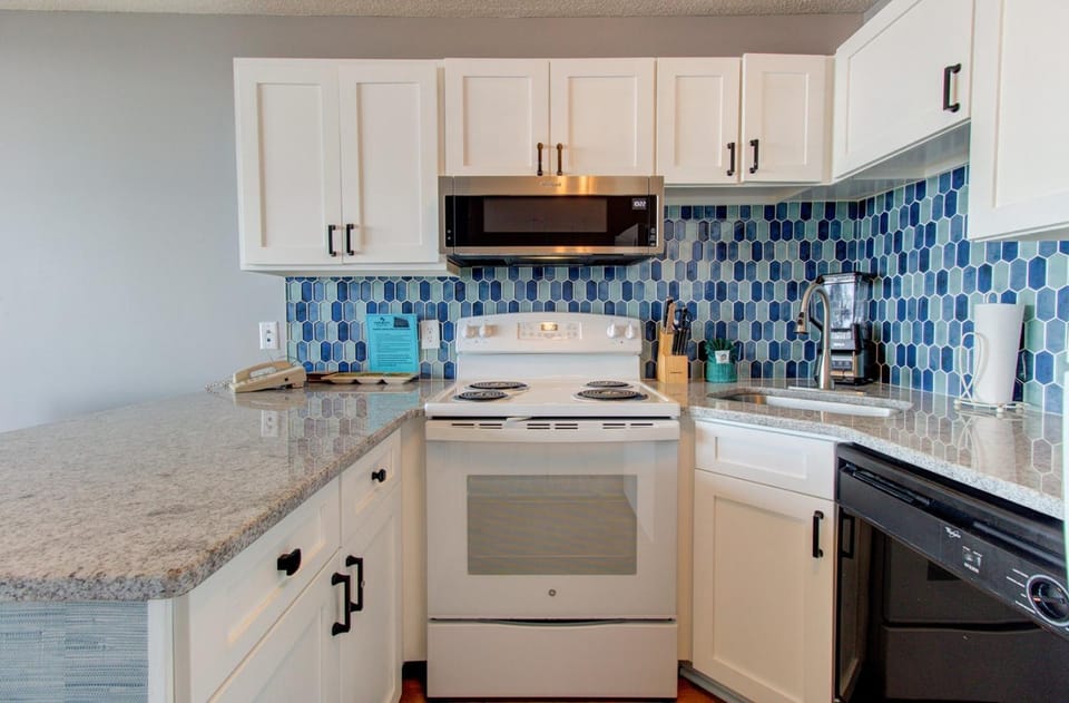 Coffee/tea facilities, Kitchen or kitchenette, dishwasher, oven, stove, toaster, kitchen