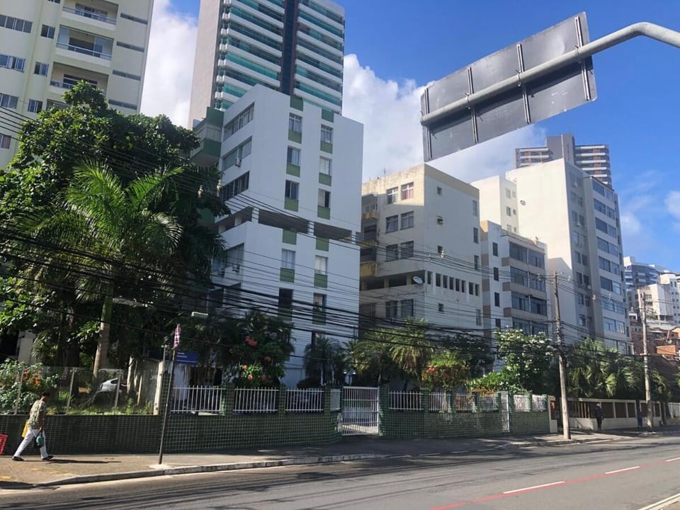 Loft compacto em frente ao shopping barra Apartment in Salvador
