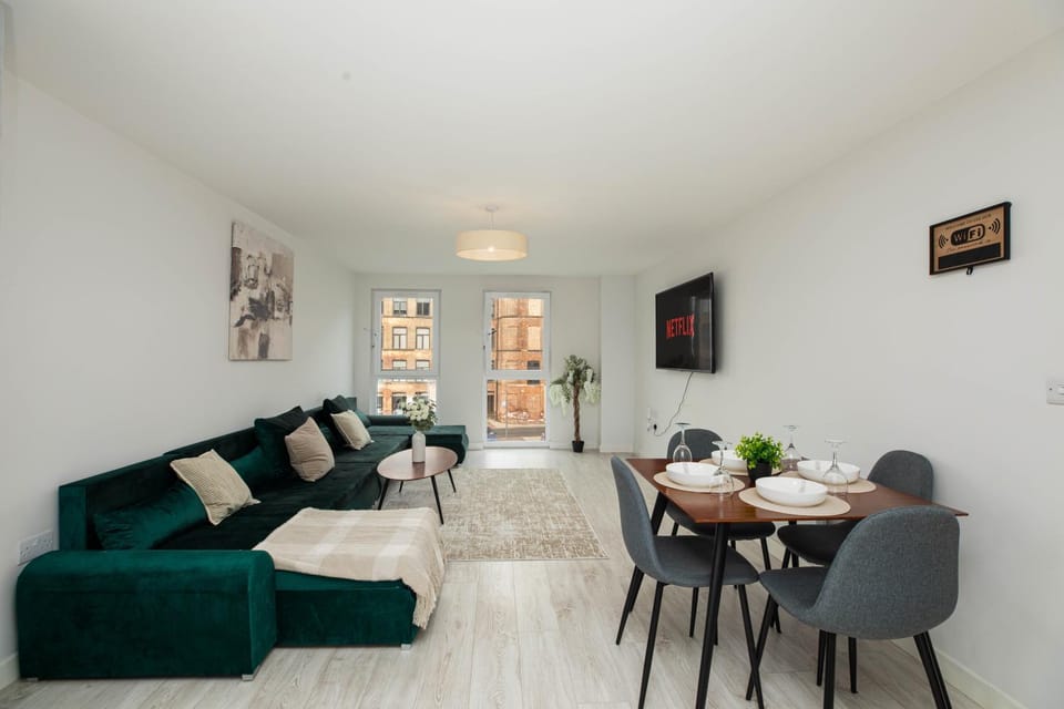 Leeds Dock Riverside sleeps 10 with Free Parking Apartment in Leeds