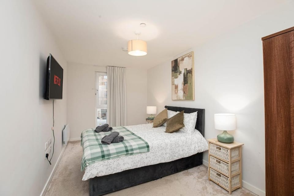Leeds Dock Riverside sleeps 10 with Free Parking Apartment in Leeds