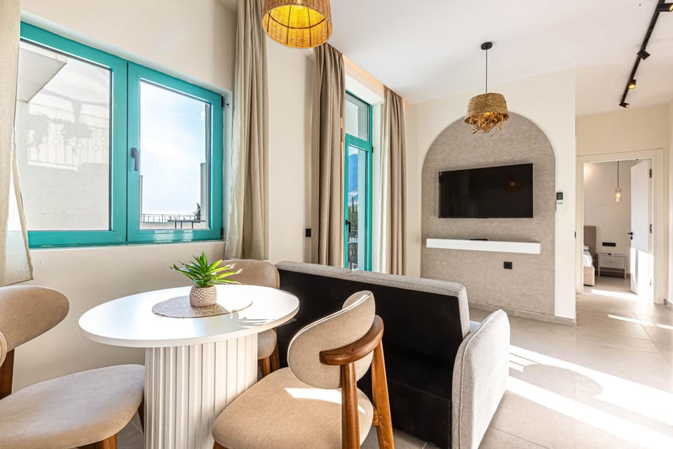 Santorini Dream 1 BR Apt w Parking, Kitchen, Sea Sunset View - Drymades Apartment in Vlorë County, Albania